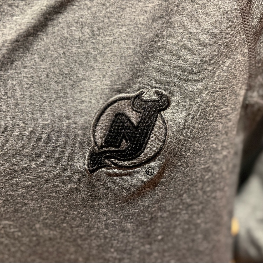 New Jersey Devils men’s quarter zip Pullover. Sharp grey with NHL logo. Medium - Picture 3 of 7